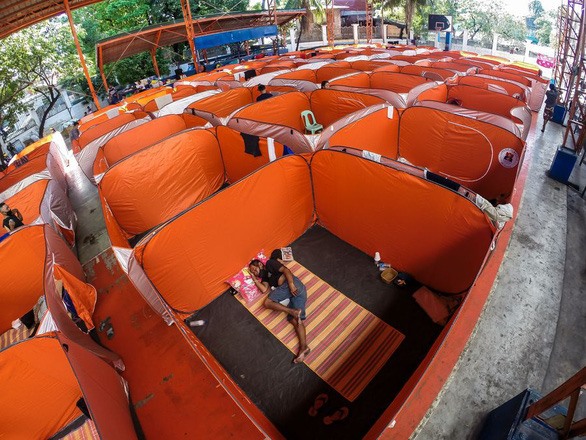 Trước đó, Manila hạn chế người ra đường từ 19h đến 5h sáng hôm sau để ngăn lây lan của dịch COVID-19. Lệnh này sẽ có hiệu lực từ 15.3, cùng lúc với quyết định “đóng cửa” Manila của Tổng thống Rodrigo Duterte. Trong thời gian giới nghiêm, khoảng 12 triệu người tại khu vực thủ đô Philippines không được ra ngoài, trừ đi làm, mua nhu yếu phẩm hoặc đến các cơ sở y tế.Ảnh: Tân Hoa Xã.