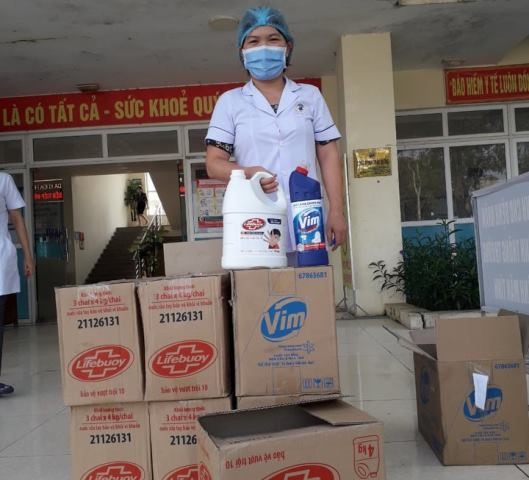Công ty Sản xuất mỹ phẩm và Thương mại dịch vụ Thúy Nga ủng hộ Bệnh viện đa khoa Hồng Lĩnh 250 chai xịt kháng khuẩn.