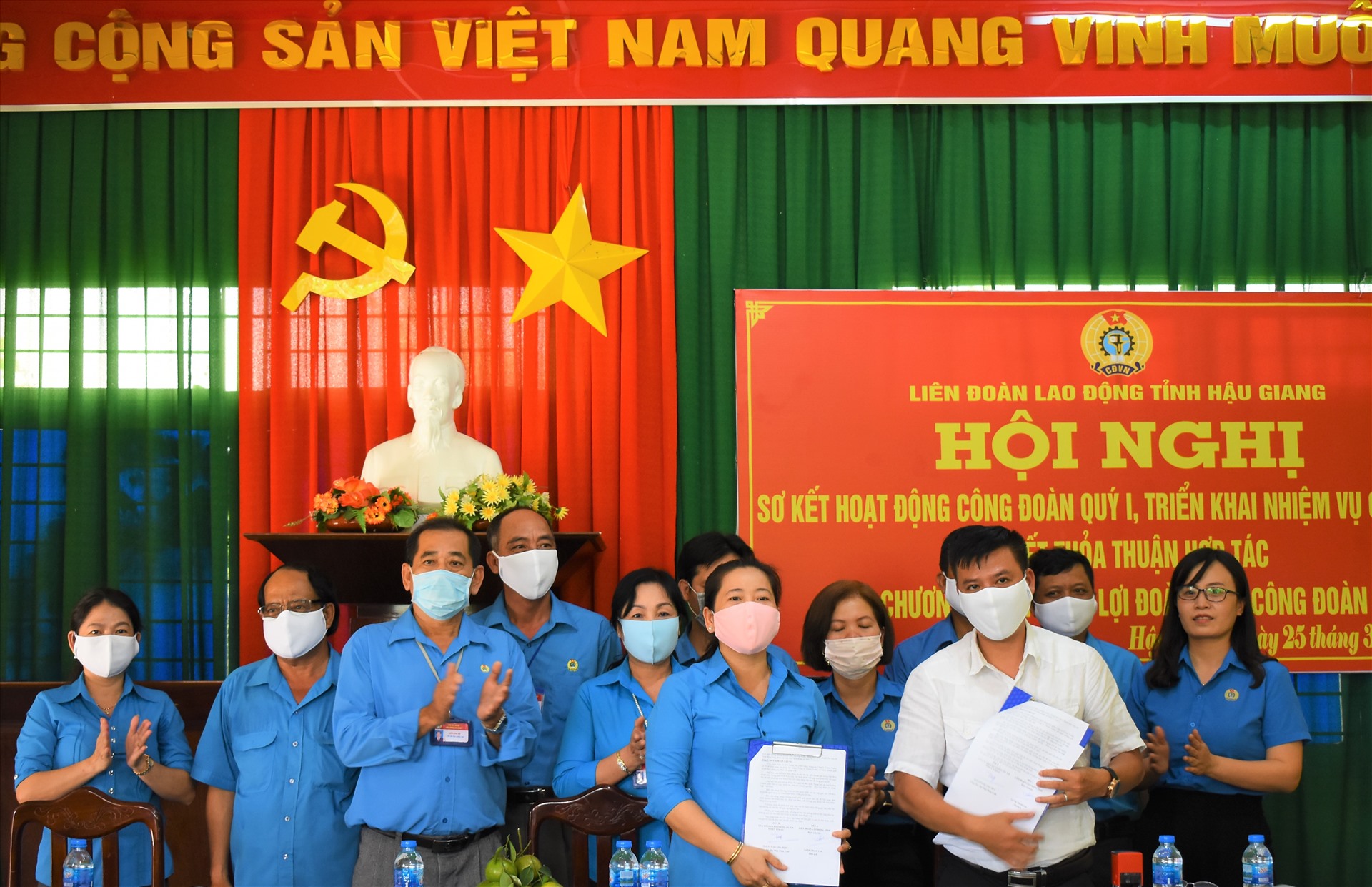 Bà Lê Thị Thanh Lam - Chủ tịch LĐLĐ tỉnh Hậu Giang ký kết thỏa thuận chương trình phúc lợi đoàn viên. Ảnh: Thành Nhân