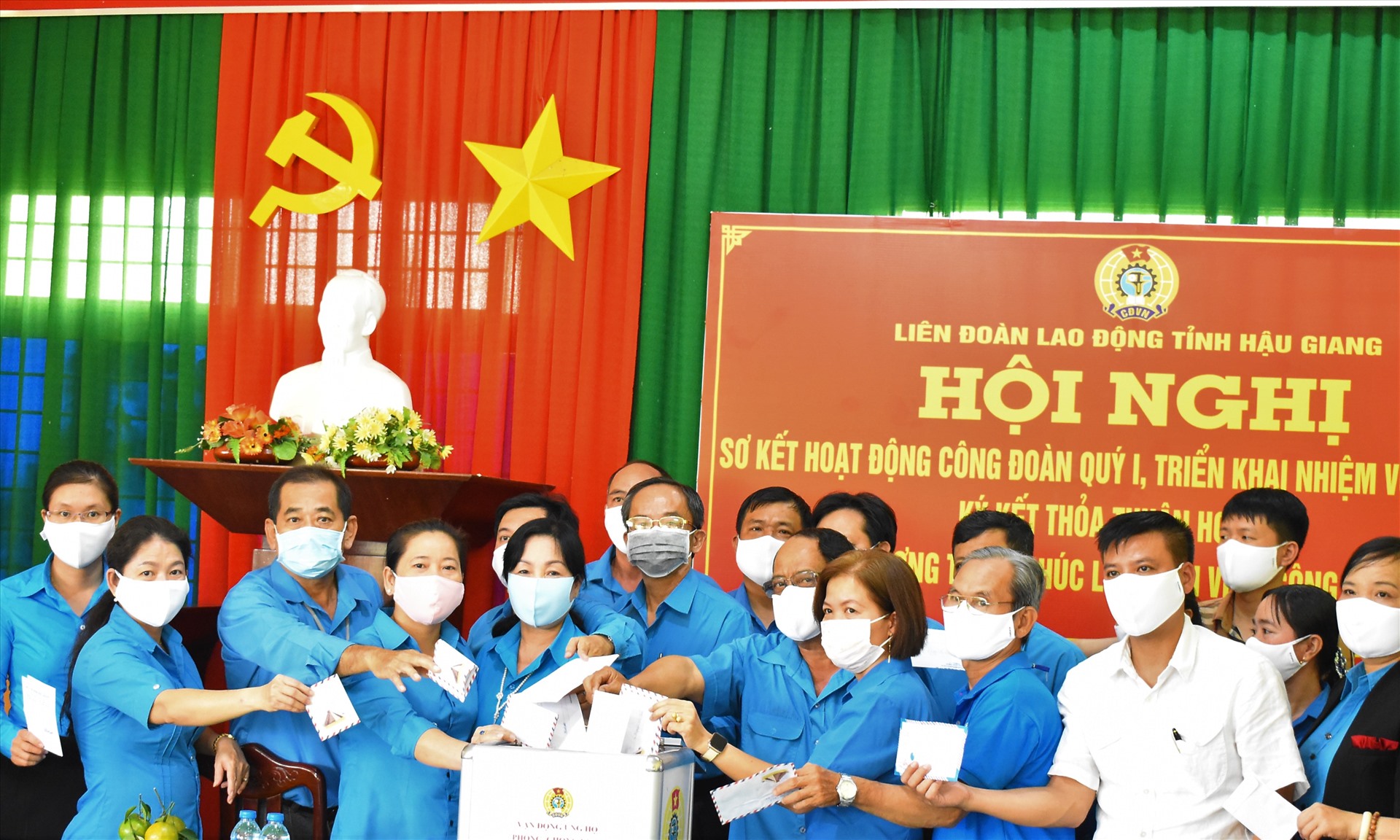 Cán bộ Công đoàn tỉnh Hậu Giang tham gia ủng hộ 12,5 triệu đồng vào công tác phòng, chống dịch bệnh COVID-19 và hỗ trợ đồng bào bị thiệt hại do hạn hán, xâm nhập mặn. Ảnh: Thành Nhân