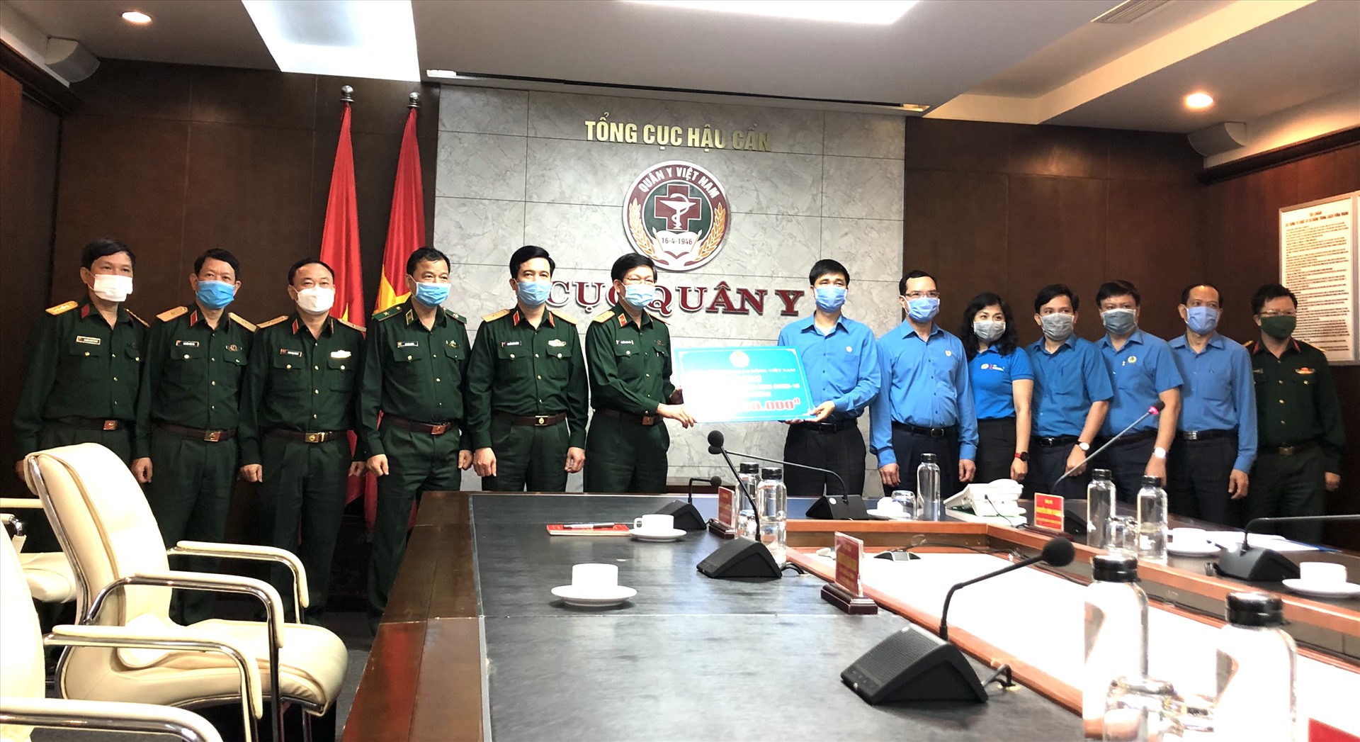 Lãnh đạo Tổng LĐLĐVN trao hỗ trợ tới Cục Quân y, Bộ Quốc phòng. Ảnh: V.L