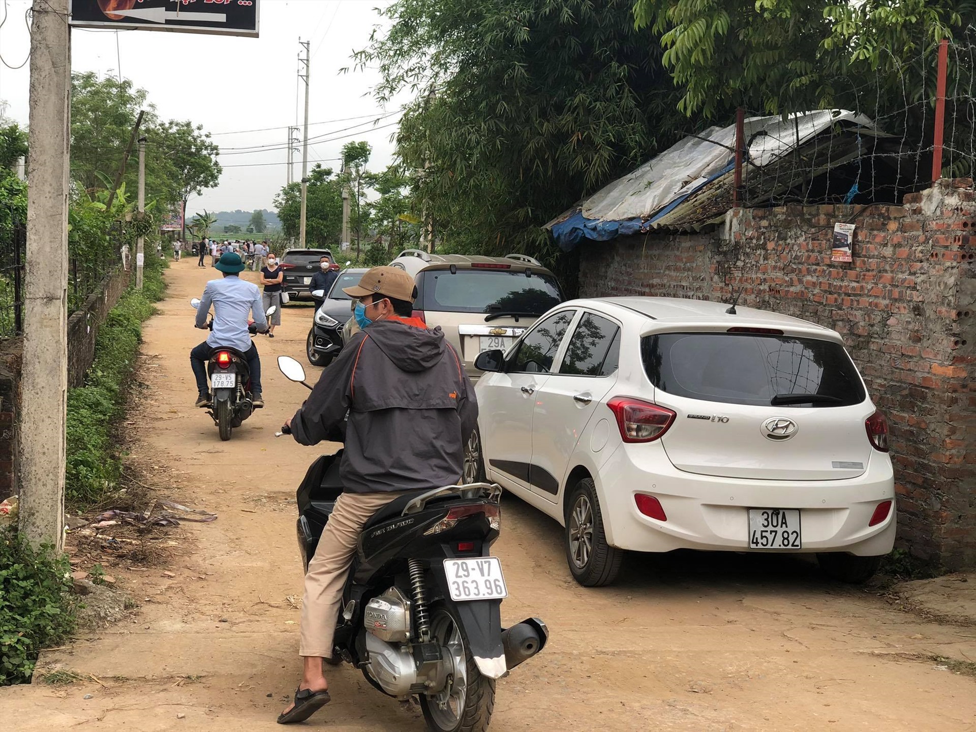 Các “nhà đầu tư” tập trung về thôn Đồng Táng, xã Đồng Tr úc “lướt sóng“. Ảnh: C.N