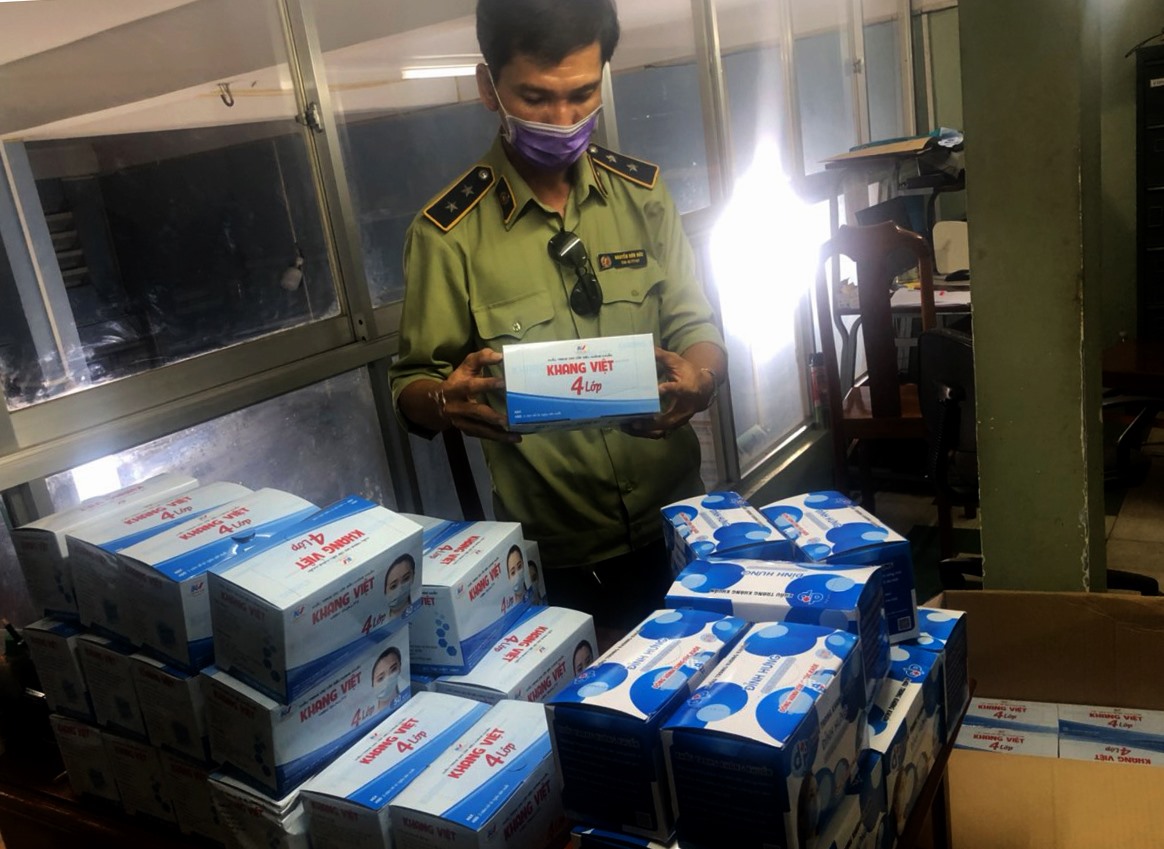 Một góc lô khẩu trang bị tạm giữ. Ảnh: LT