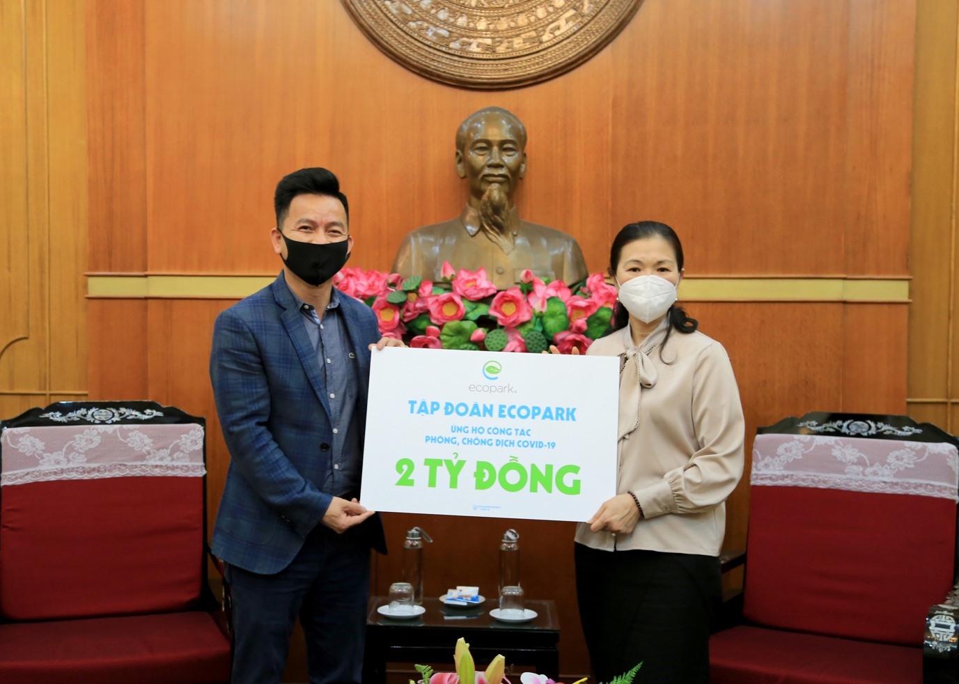 Ông Trần Quốc Việt - Tổng Giám đốc Tập đoàn Ecopark trao ủng hộ 2 tỷ đồng cho công tác phòng chống dịch Covid-19 thông qua Uỷ ban Trung ương Mặt trận Tổ quốc Việt Nam.