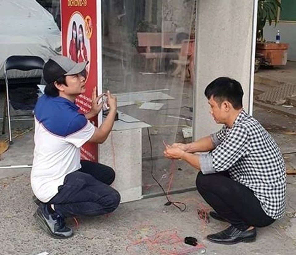 Ông Hoàng Văn Phúc (trái), Hiệu trưởng Trường trung cấp Công nghệ Bách khoa TPHCM cùng sinh viên lắp buồng khử khuẩn: Ảnh Minh Khang Ông Hoàng Văn Phúc (trái), Hiệu trưởng Trường trung cấp Công nghệ Bách khoa TPHCM cùng sinh viên lắp buồng khử khuẩn: Ảnh Minh Khang