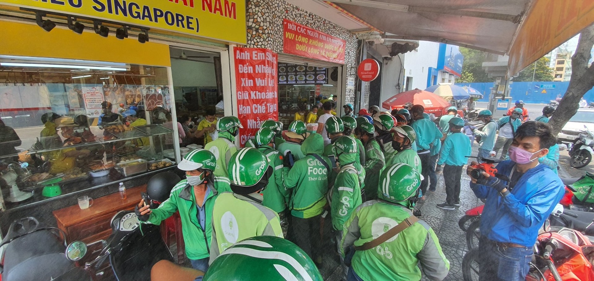 Đây là những hình ảnh ghi lại tại một quán cơm gà trên đường đường Calmette, Quận 1, bình thường vốn đã đông khách nhưng từ khi có chỉ đạo mới của thành phố, cơ sở này luôn trong tình trạng chật cứng shipper đến lấy hàng.