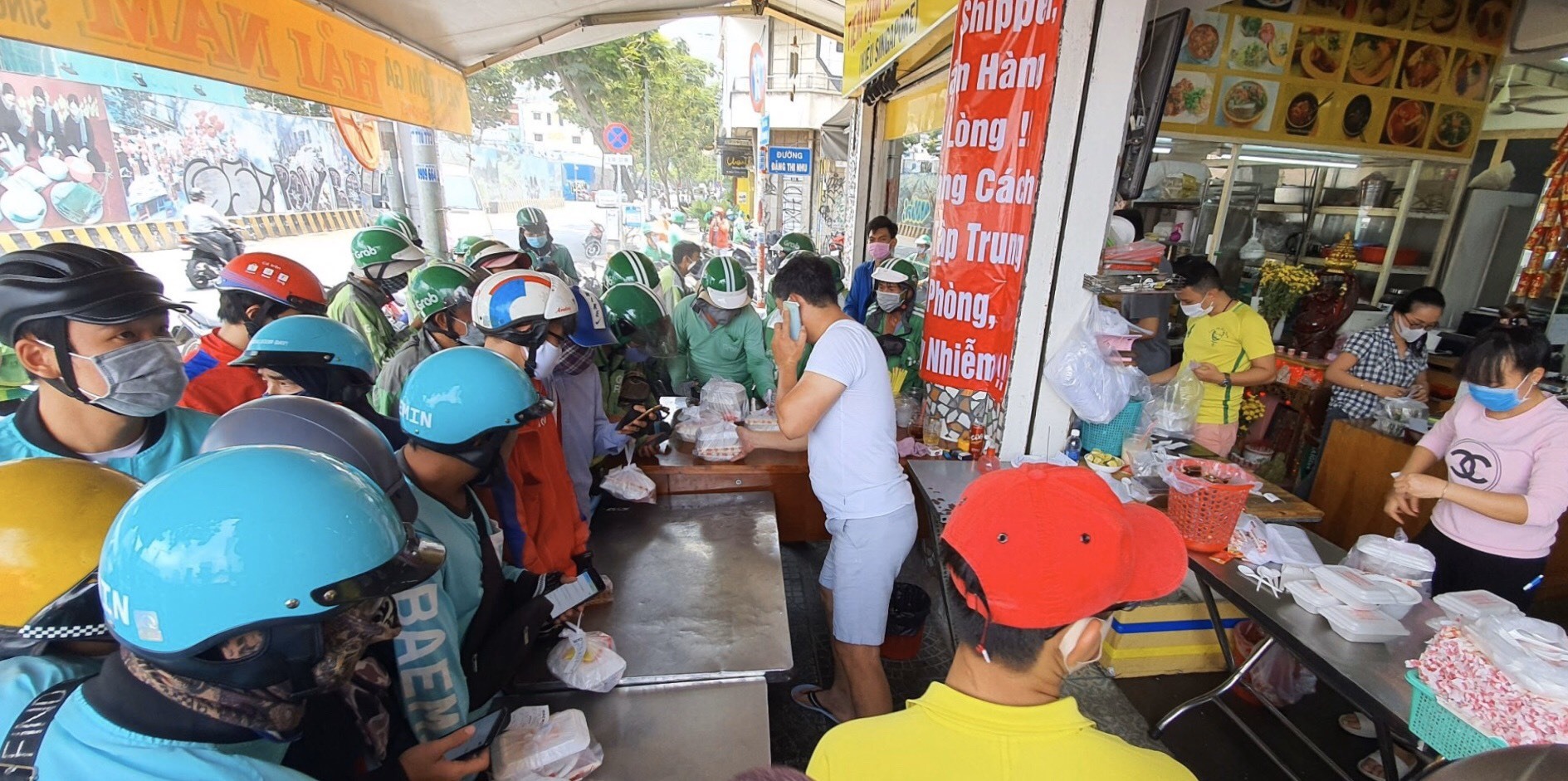 Những ngày này, quán cơm luôn trong tình trạng làm không hết việc.