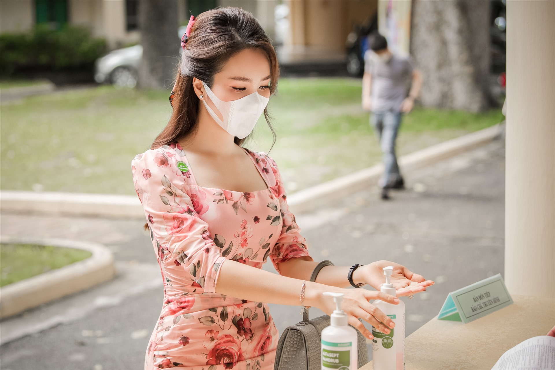 Á hậu Thuỵ Vân nghiêm túc thực hiện các thao tác vệ sinh tay, bịt khẩu trang mỗi khi ra ngoài nhằm bảo vệ sức khoẻ. Ảnh: Lê Chí Linh.