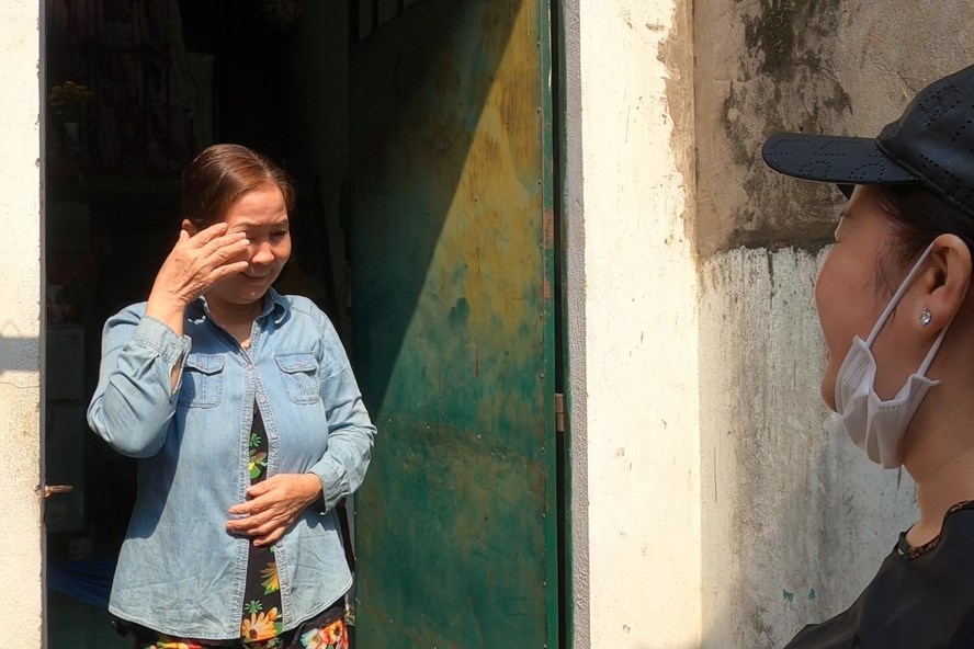 Bà Trần Thị Út (60 tuổi, quê Vĩnh Long, làm phục vụ ở quán ăn) cảm động trước tin được miễn 2 tháng tiền trọ.