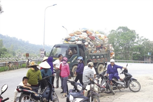 Một bộ phận người dân từng chặn xe chở rác vào bãi rác Phượng Thành. Ảnh; Trần Tuấn