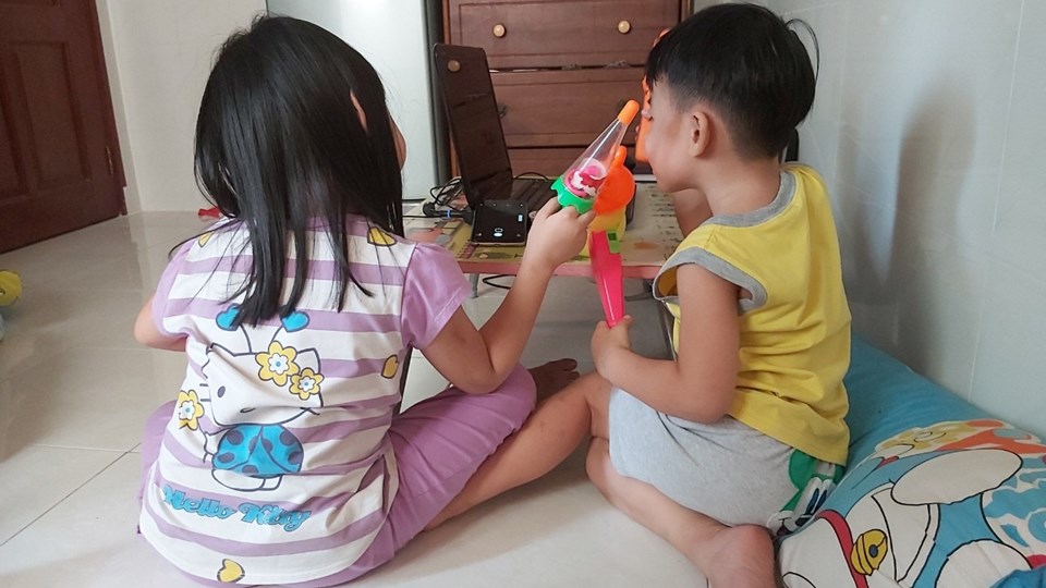 Đang dịch trẻ không ra ngoài, nên cần có chế độ dinh dưỡng và vận động để tăng sức để kháng cho trẻ. Ảnh: PV Đang dịch trẻ không ra ngoài, nên cần có chế độ dinh dưỡng và vận động để tăng sức để kháng cho trẻ. Ảnh: PV