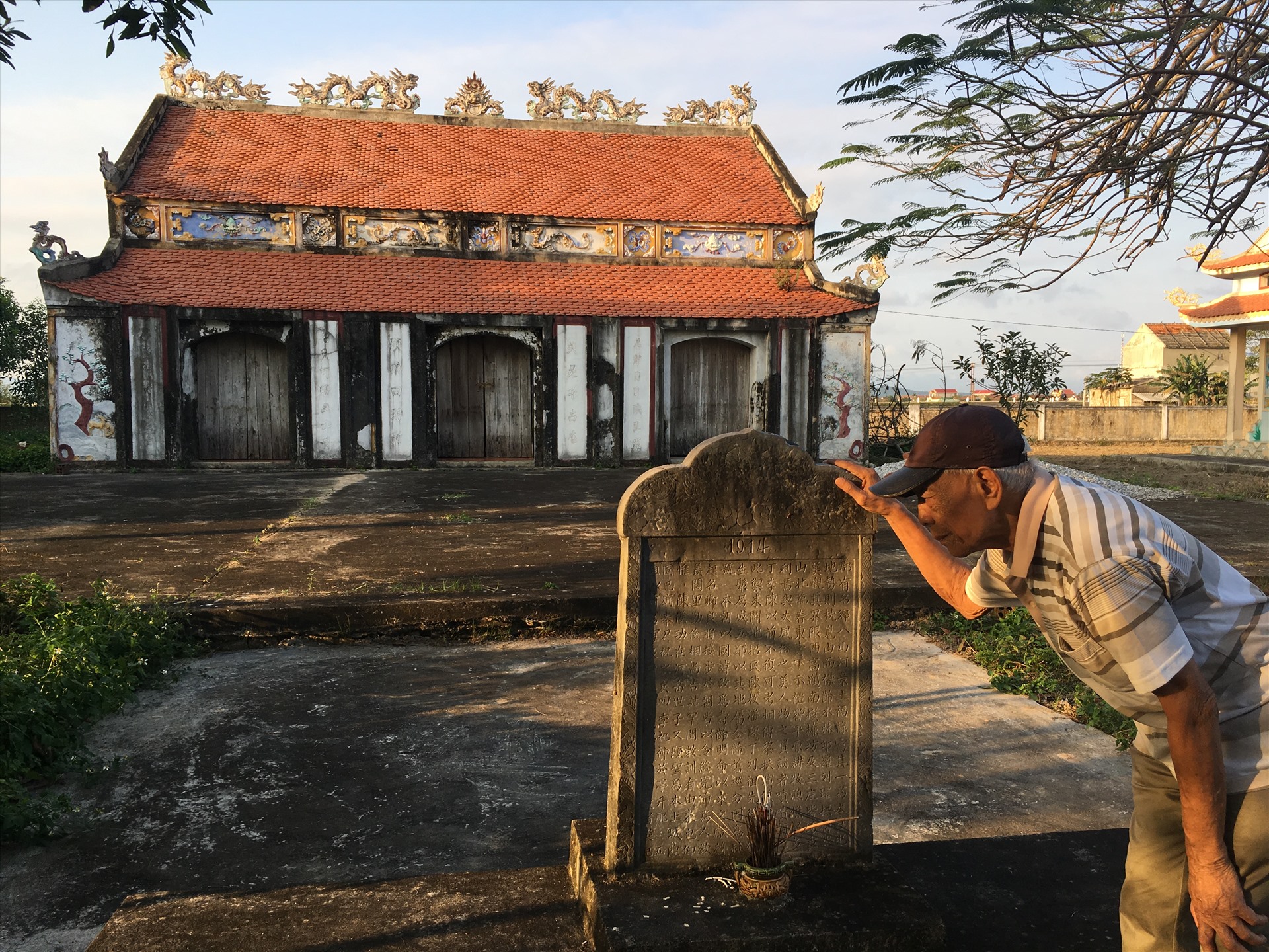 Ông Đinh Xuân Tiếp - người con út của Tham tri trí sĩ Trung phụng đại phu hàm nhị phẩm đại thần Đinh Xuân Trạc - đọc văn bia ký sự về sự tích làng Thọ Linh. Ảnh: Đinh Xuân Trường