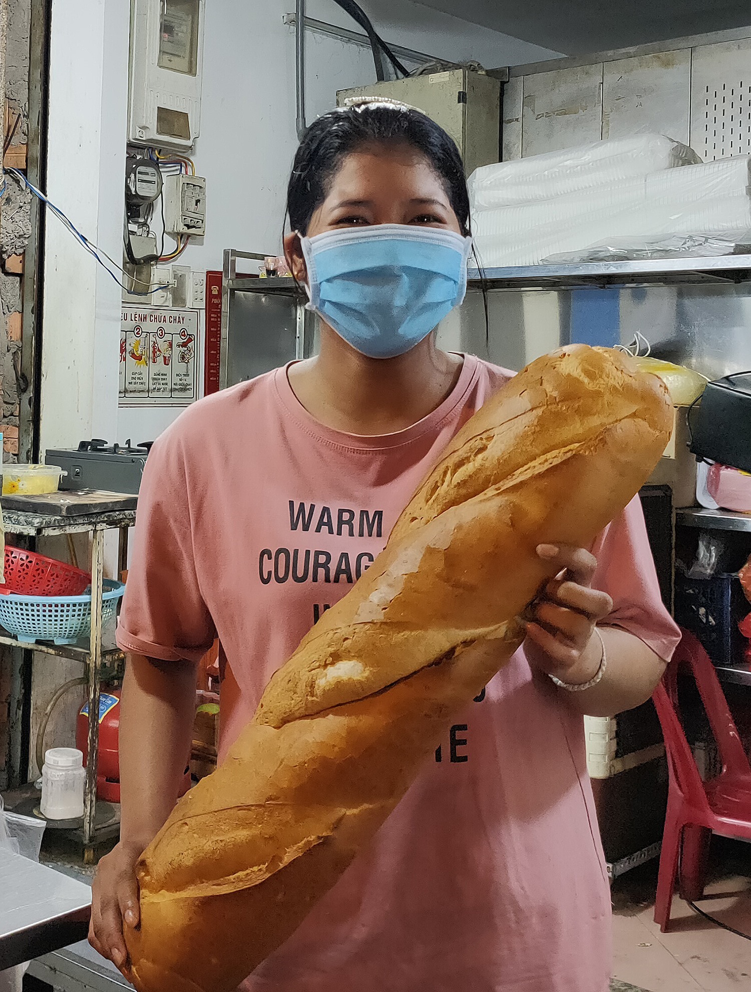 Ổ bánh mì khổng lồ được một lò tại Quận 1 (TPHCM) làm ra nhân sự kiện 9 năm tên “banh mi” được đưa vào từ điển Oxford. Ảnh: T.L