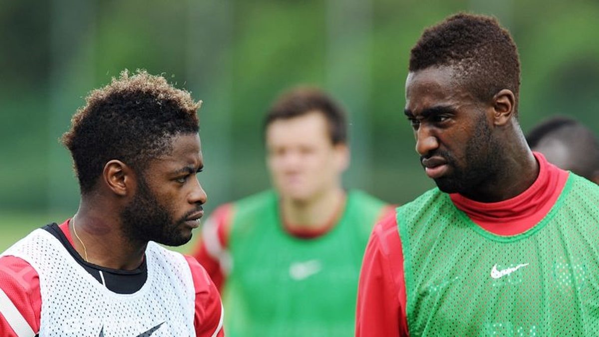 Song và Djourou. Ảnh: Goal.