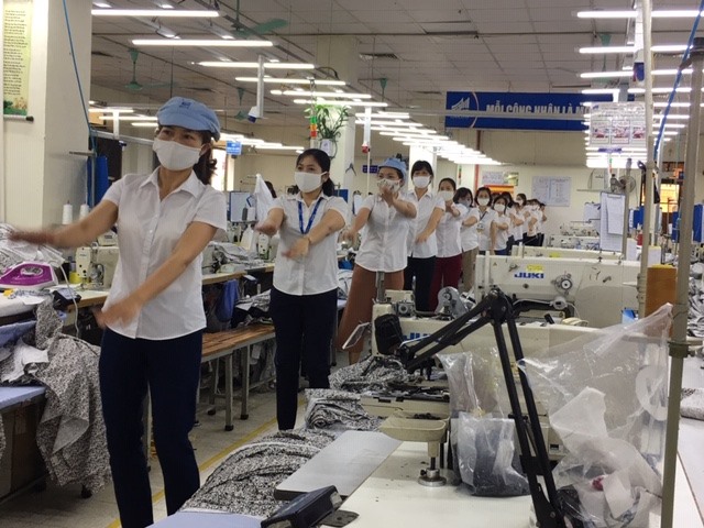 Một trong những biện pháp để thực hiện mục tiêu sản xuất tháng 3.2020 của Tổng Công ty may 10 là làm tốt công tác chăm sóc sức khoẻ cho người lao động. Bên cạnh việc cấp phát C sủi, trang bị khẩu trang phòng, chống dịch COVID-19 thì việc tập thể dục giữa giờ được duy trì tốt. Ảnh:T.E.A