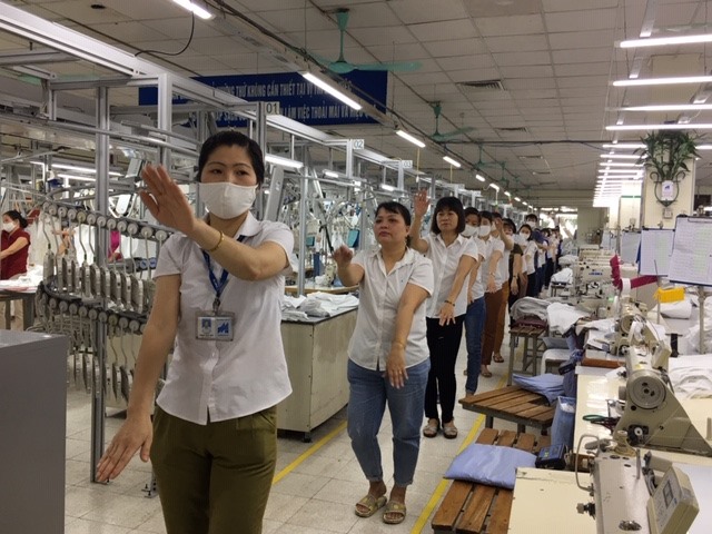 Công nhân cho biết tập thể dục giữa giờ có ích vì họ được thay đổi tư thế, tránh được mỏi và tránh nhàm chán. Ảnh: T.E.A