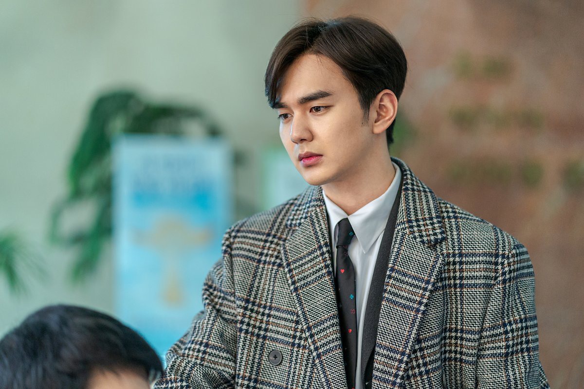 Yoo Seung Ho khiến fan nữ “đổ gục” trước hình ảnh soái ca mặc vest. Ảnh nguồn: Story J Company.