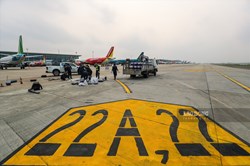 Đường băng sân bay Nội Bài hối hả tu sửa, nâng cấp giữa dịch COVID-19