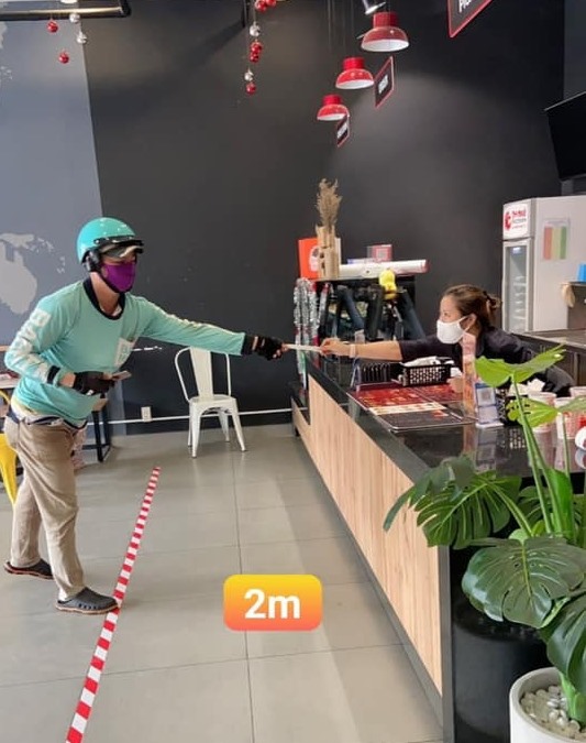 Duy trì khoảng cách 2m.