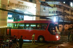 Hàng chục xe Binh chủng Hóa học phun khử trùng Bệnh viện Bạch Mai