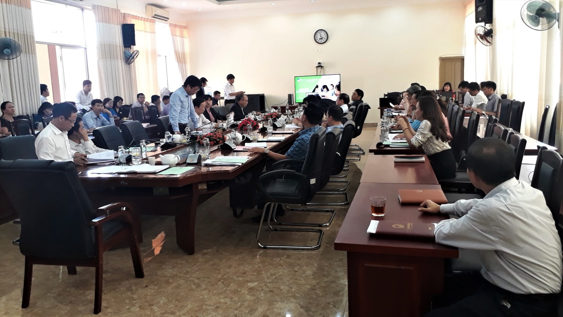 Đại diện Viettel Đắk Lắk giới thiệu phần mềm học trực tuyến đến cán bộ ngành giáo dục tỉnh. Ảnh: Viettel Đắk Lắk