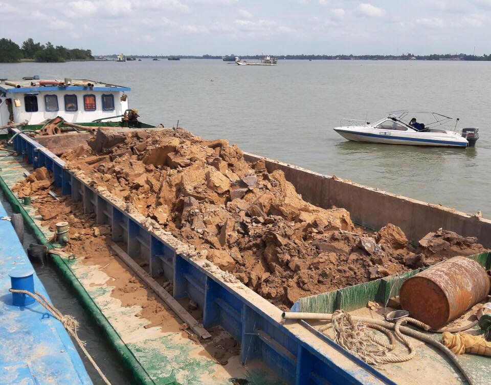 Có 300 mét khối đất sét có dấu hiệu khai thác trái phép