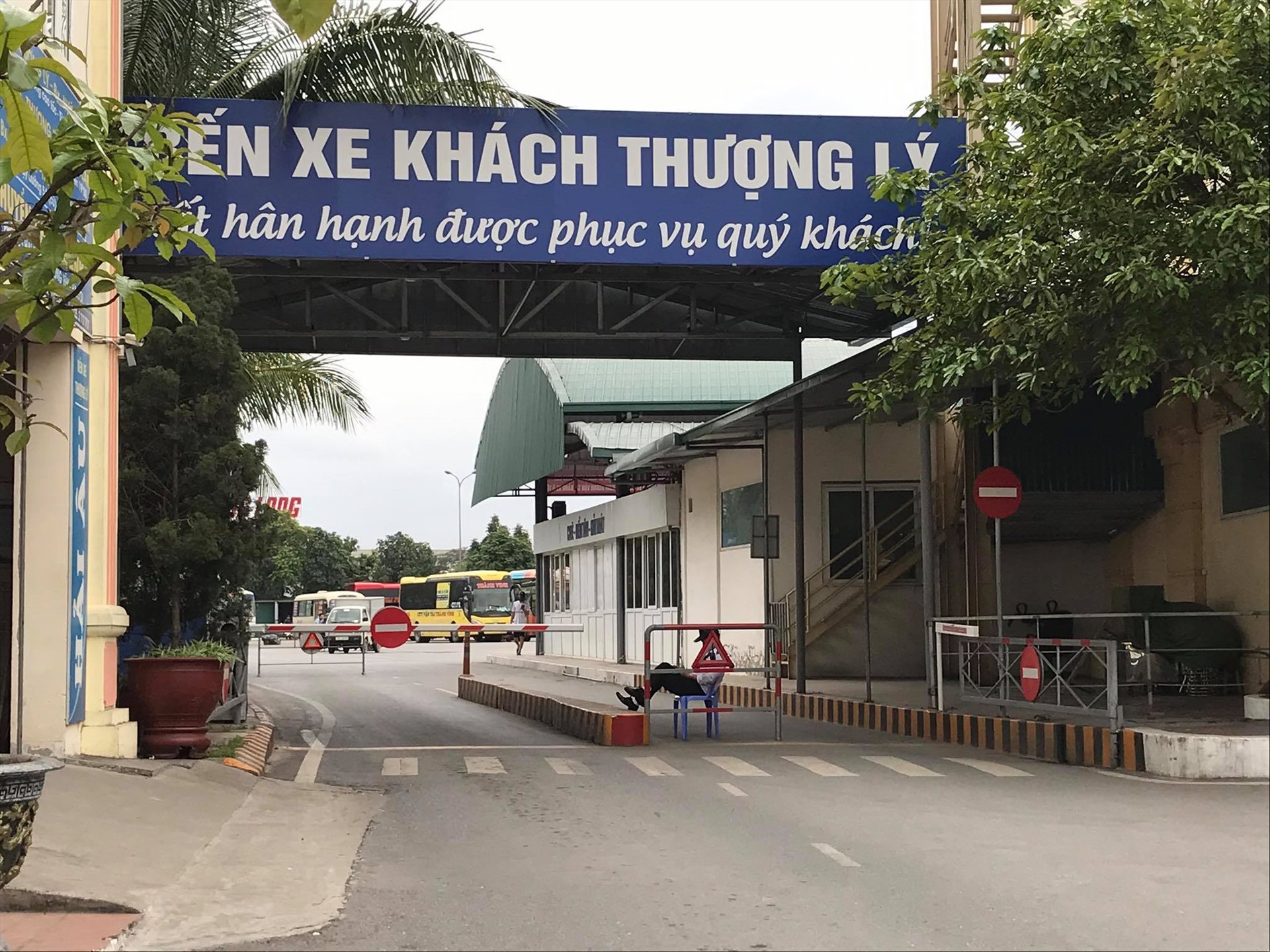 Bến xe Thượng Lý cũng trong tình trạng vắng vẻ tương tự, lượng xe ra vào thưa thớt khác hẳn mọi ngày.