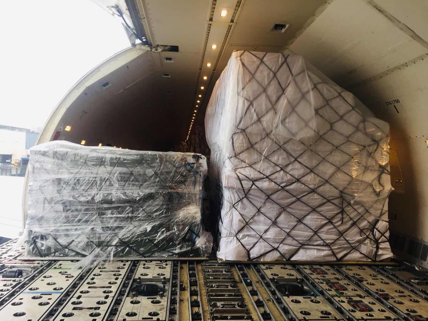 Chuyến hàng quyên góp cho Ấn Độ đã được Hiệp hội Chữ thập đỏ Ấn Độ nhận tại Sân bay Quốc tế Indira Gandhi, New Delhi tối 28.3