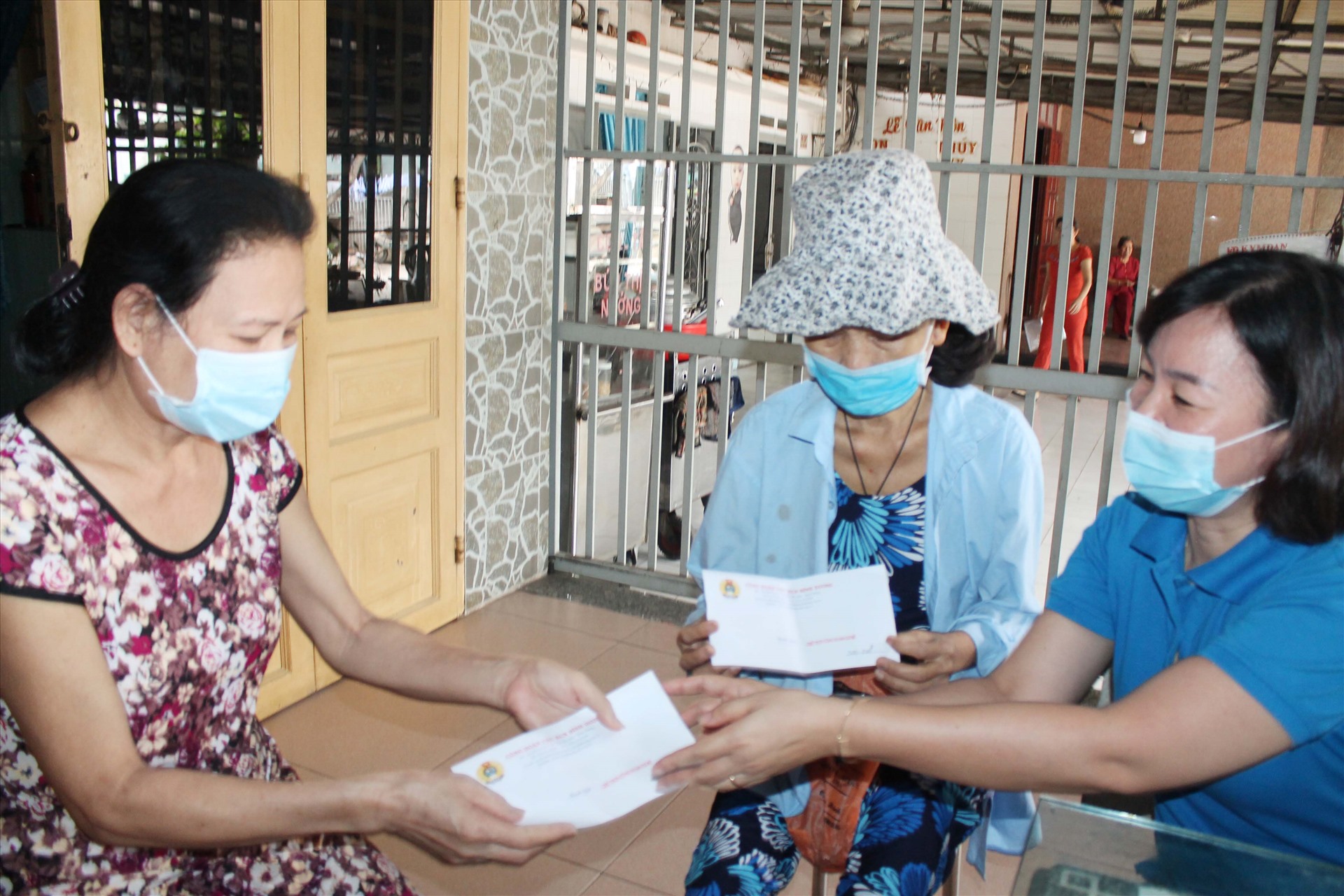 tiền phòng tháng 4 và tháng 5.2020. Chủ tịch LĐLĐ tỉnh Bình Dương Trương Thị Bích Hạnh trao quà cho NLĐ khó khăn tại khu nhà trọ.