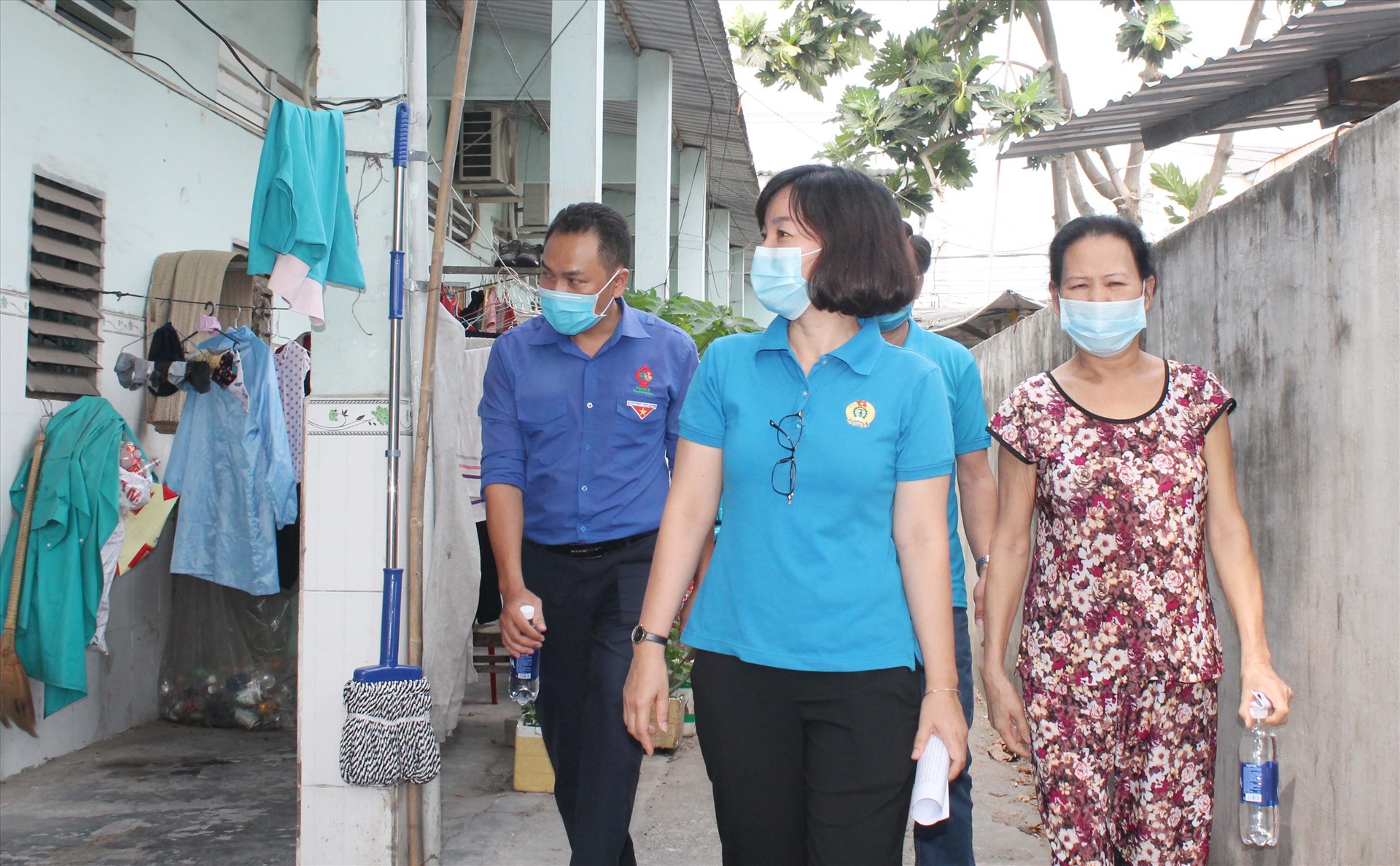 Bà Trương Thị Bích Hạnh (đi giữa) khảo sát thực tế đời sống NLĐ trước ảnh hưởng của dịch bệnh Covid-19.