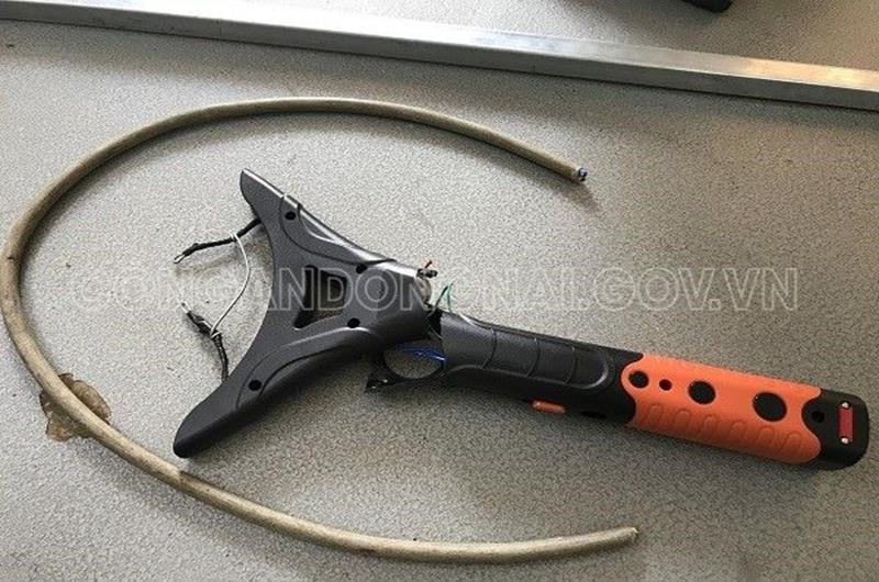 Dụng cụ các đối tượng dùng để tra tấn chị Trang_Ảnh: CACC