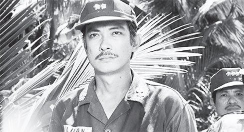 Nghệ sĩ Chánh Tín vào vai Nguyễn Thành Luân trong bộ phim Ván bài lật ngửa. Ông qua đời tại nhà riêng ở TPHCM, hưởng thọ 68 tuổi. Ảnh cắt từ phim.