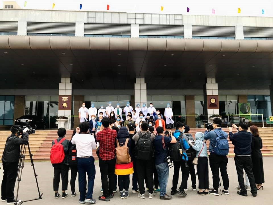 Phóng viên tác nghiệp tại Bệnh viện Bệnh nhiệt đới Trung ương cơ sở Đông Anh trong sáng 30.3 tại buổi tiễn bệnh nhân công bố khỏi bệnh.