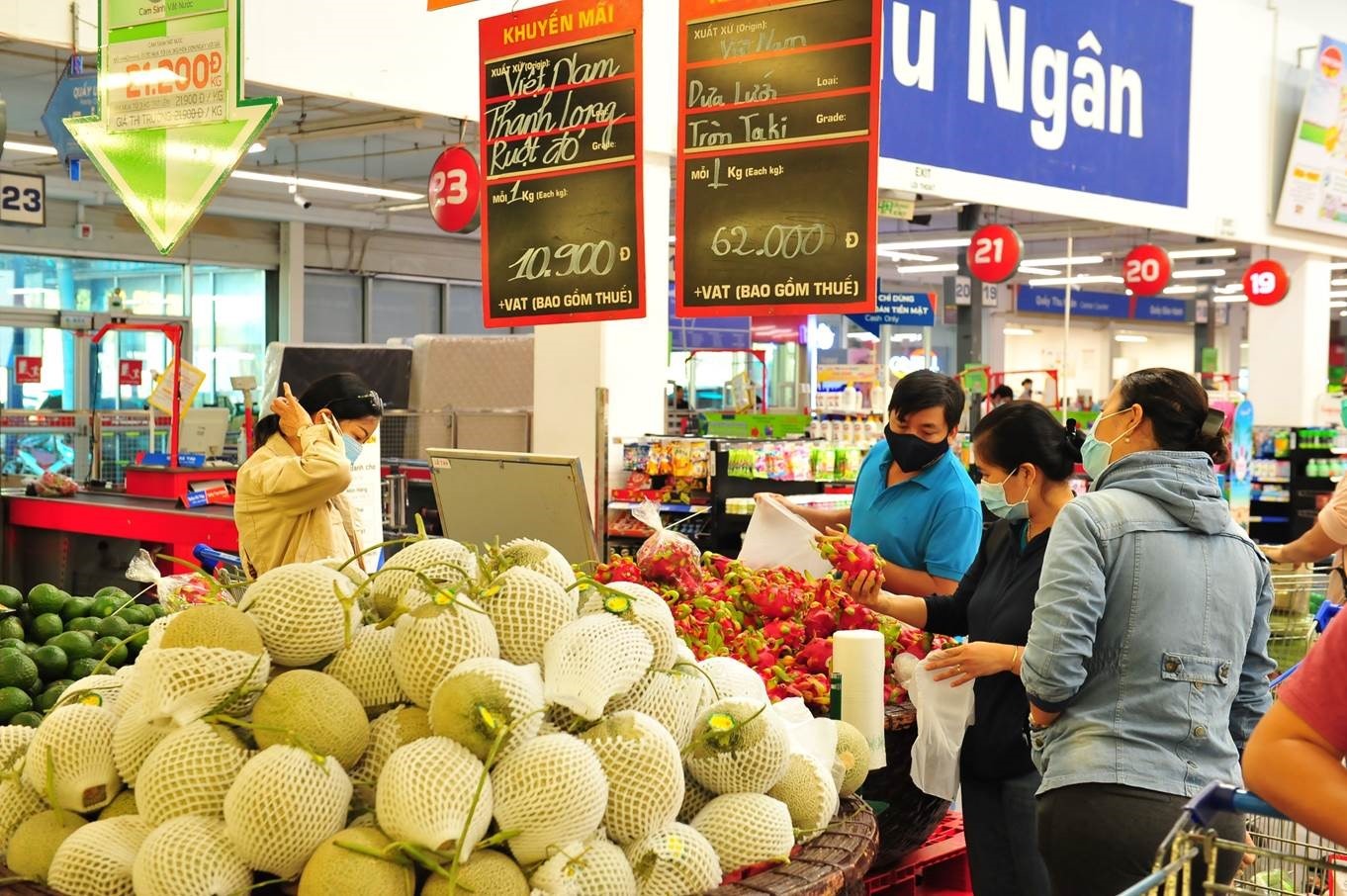 Các siêu thị cũng khẳng định, nhu yếu phẩm cần thiết luôn đáp ứng đủ, người dân không phải tích trữ. Ảnh: Cường Ngô