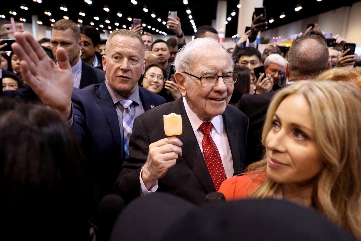 Warren Buffett đứng thứ 4 với 102 tỉ USD. Ảnh: China Daily