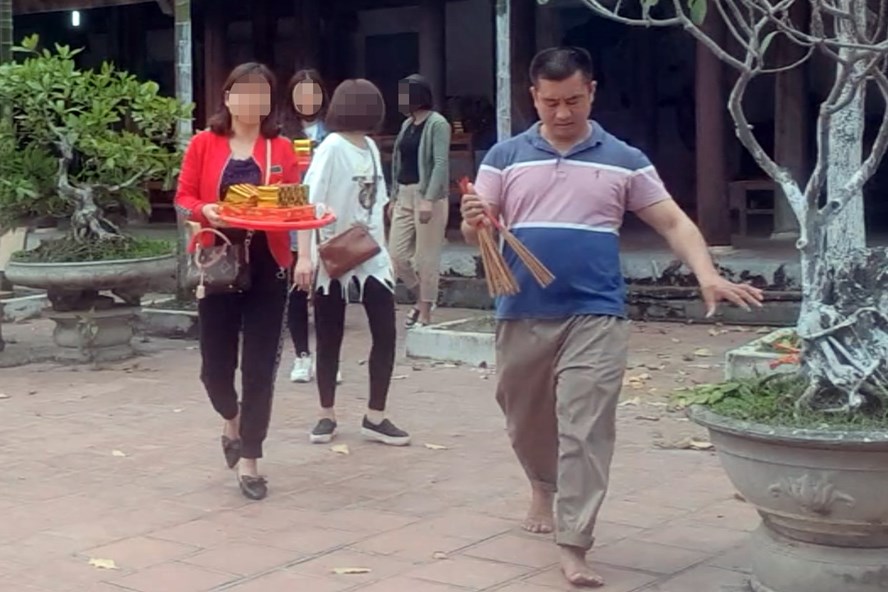 Giăng bẫy, dụ "mồi" trước cổng chùa Thầy giang bay du moi truoc cong chua thay