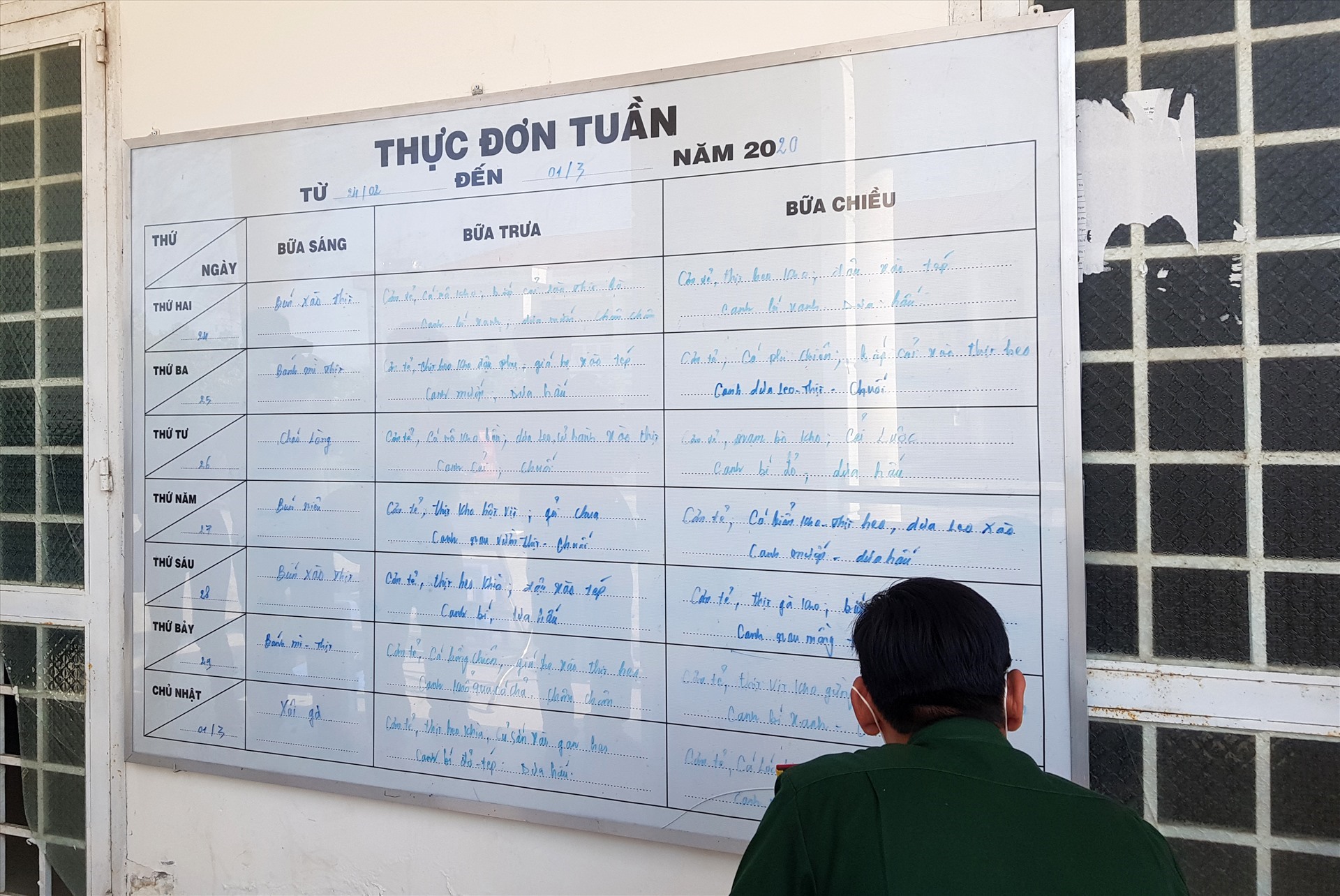 Cán bộ tại trường quân sự bố trí thực đơn để phục vụ cho những người trong khu vực cách ly. Hiện TP.Cần Thơ chưa ghi nhận bất cứ trường hợp nào có dấu hiệu nghi nhiễm COVID-19. Công tác phòng chống dịch đang được TP triển khai chặt chẽ... Ảnh: Tr.L