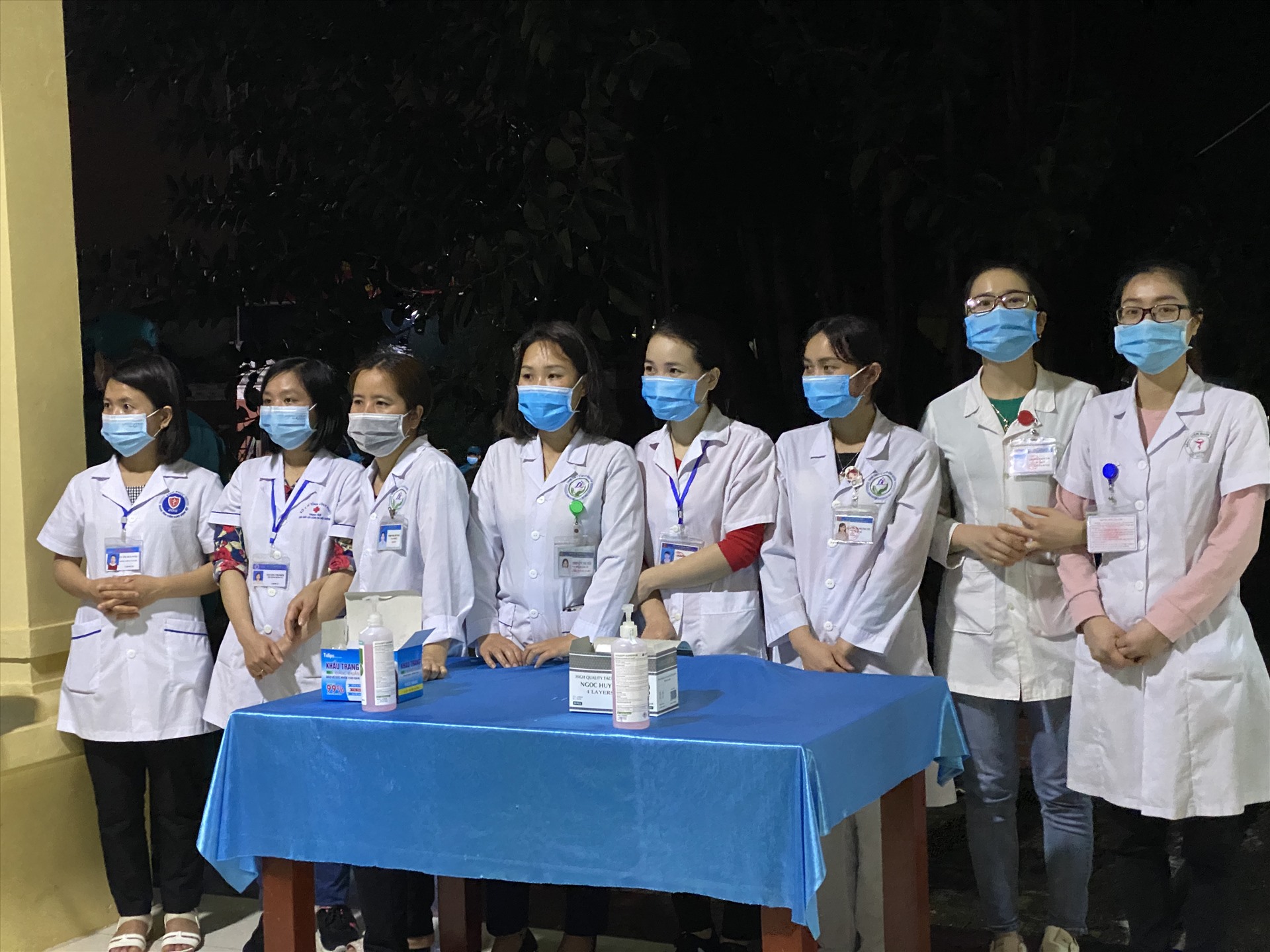 Cán bộ y tế chuẩn bị nước sát khuẩn tay cho khách mời và người dân tham dự hội nghị. Ảnh: Sơn Tùng