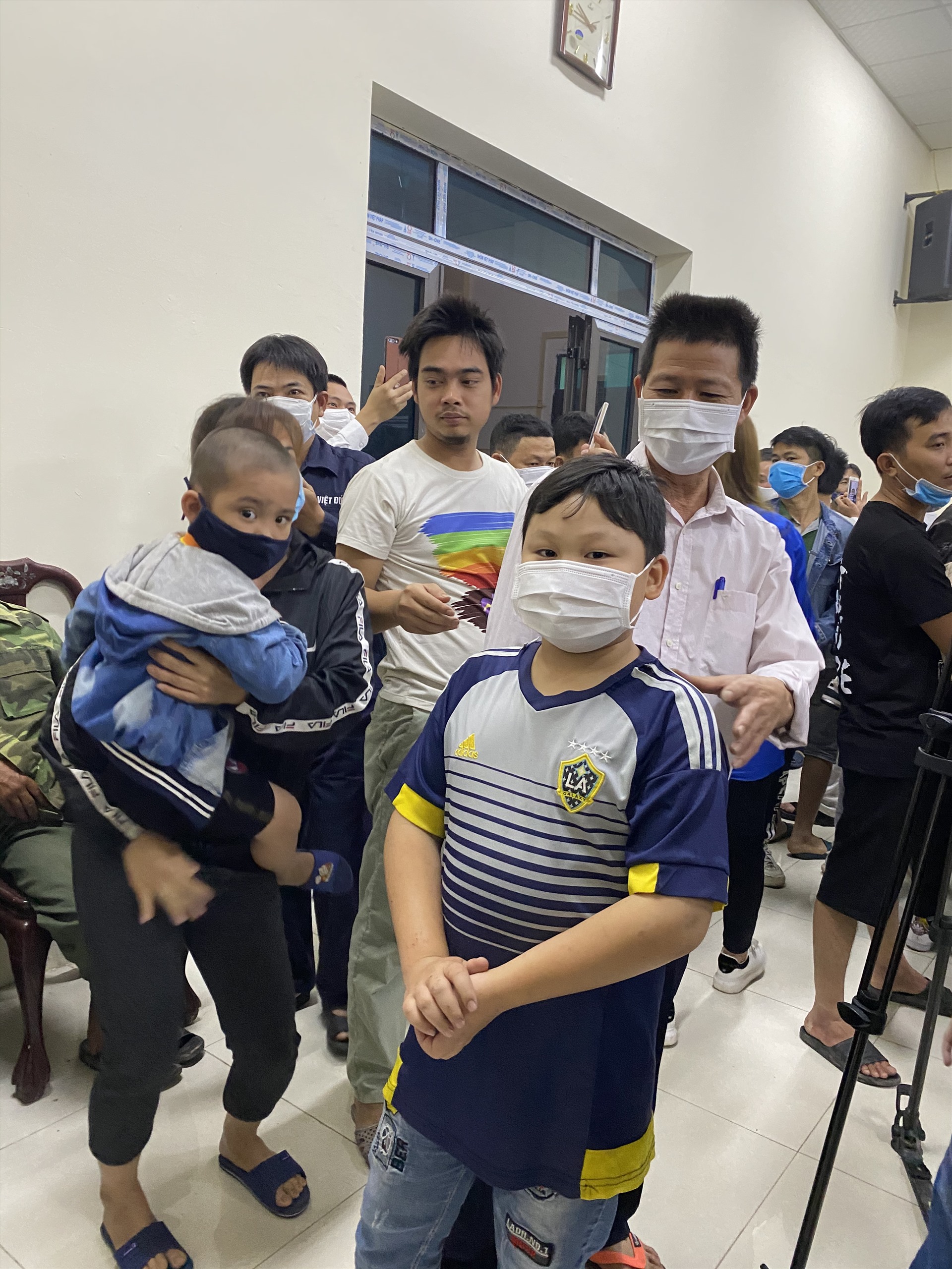Nhiều em bé cũng chờ đón sự kiện này. Các cháu sẽ sớm trở lại cuộc sống hàng ngày, được bố mẹ đưa đi chơi thay vì chỉ ở trong nhà, khi những chốt kiểm soát dịch bệnh COVID-19 được dỡ. Ảnh: Sơn Tùng