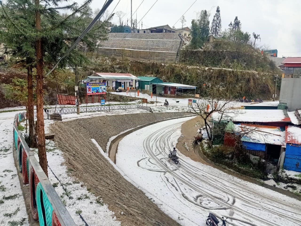 chuyen gia ly giai nguyen nhan mua da dong loc du doi tu dem qua den nay