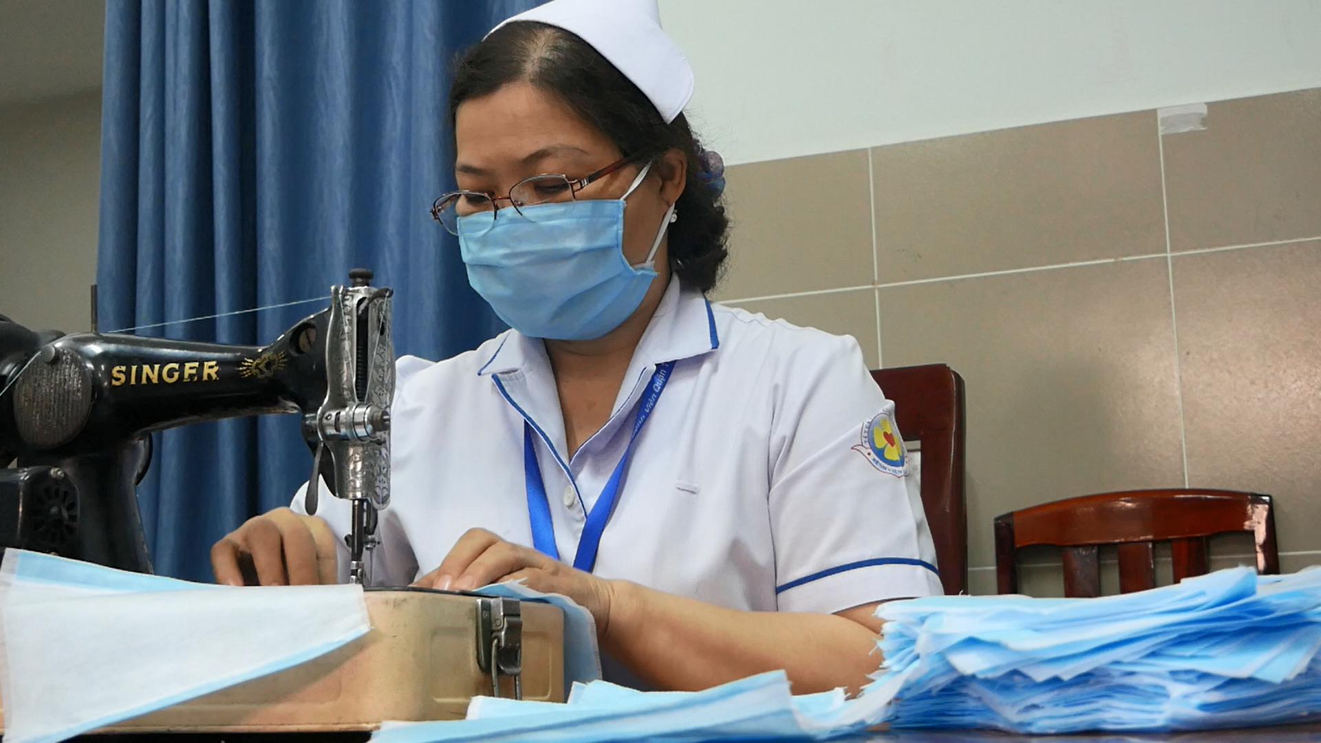 . Do những người tham gia sản xuất đều hoàn thành công việc chăm sóc bệnh nhân của mình, tranh tủ giờ nghỉ giữa các ca trực các nhân viên sẽ lên đây tham gia sản xuất khẩu trang. Trung bình, mỗi giờ một người sẽ làm được khoảng 20 cái,