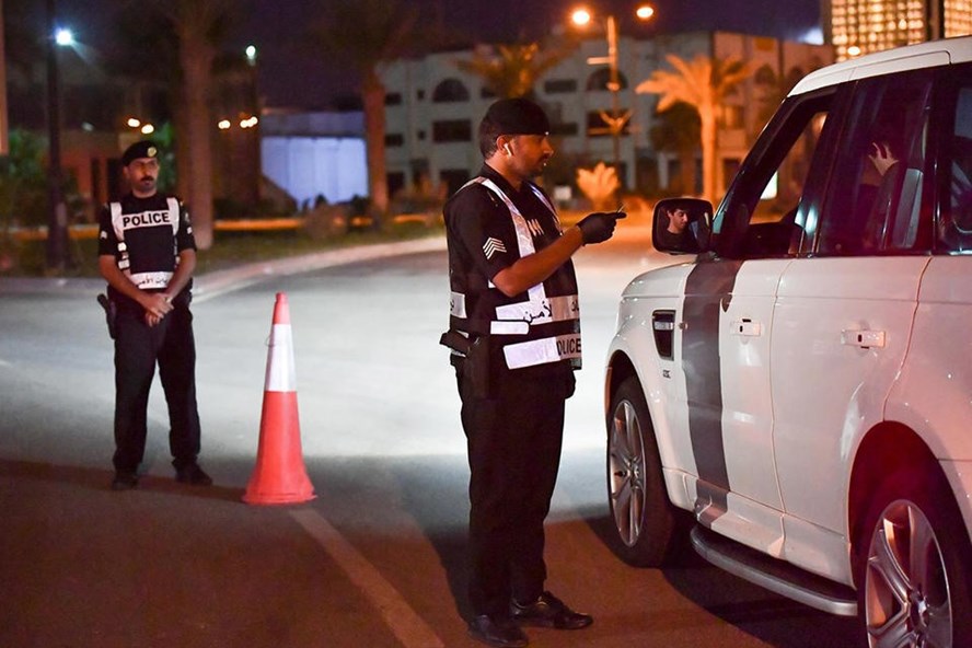 UAE phạt nặng các trường hợp vi phạm quy định về cách ly, giữ khoảng cách xã hội, tụ tập... trong dịch COVID-19. Ảnh: Arabian Business