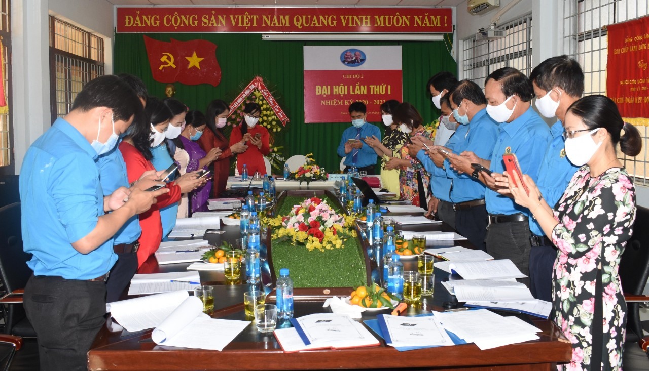 Bí thư Đảng ủy LĐLĐ tỉnh Đắk Lắk và một số đảng viên nhắn tin ủng hộ phòng, chống dịch COVID-19. Ảnh: B.T
