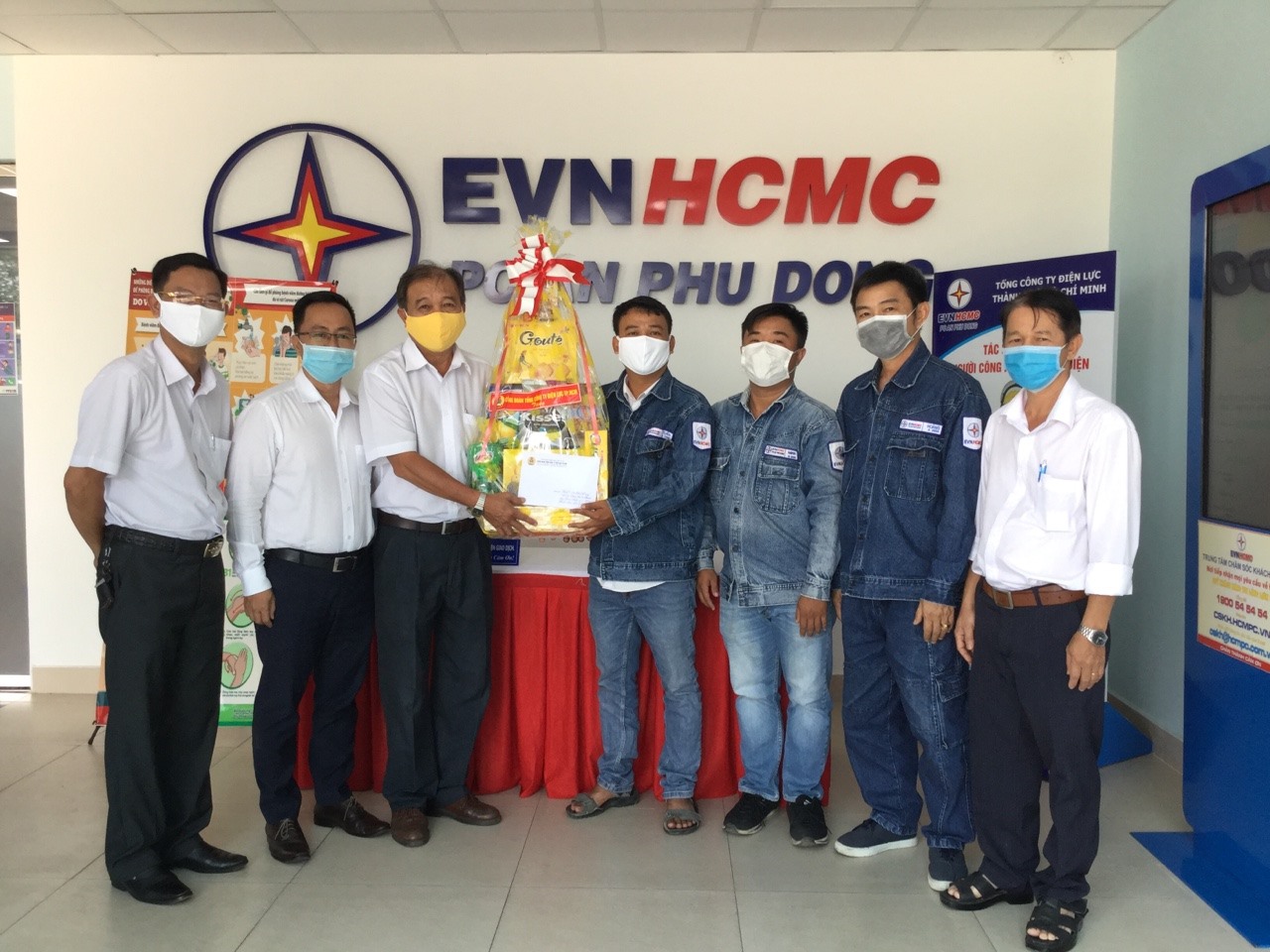 Công đoàn EVNHCMC thăm hỏi, tặng quà các CNLĐ làm việc tại các bệnh viện dã chiến, khu cách ly tập trung tại TPHCM. Ảnh Đức Long