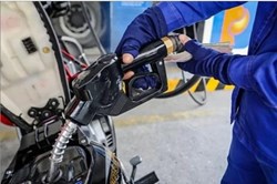 Xăng thế giới giảm sâu, sao giá xăng trong nước chỉ giảm 4.000 đồng/lít?
