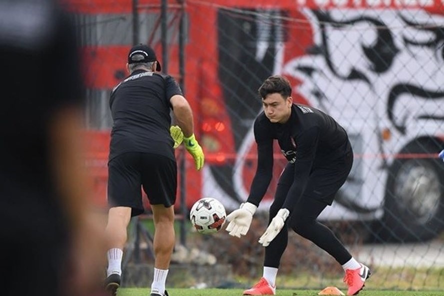 Văn Lâm sẽ phải tự tập riêng ở nhà vì dịch COVID-19. Ảnh: Muangthong FC