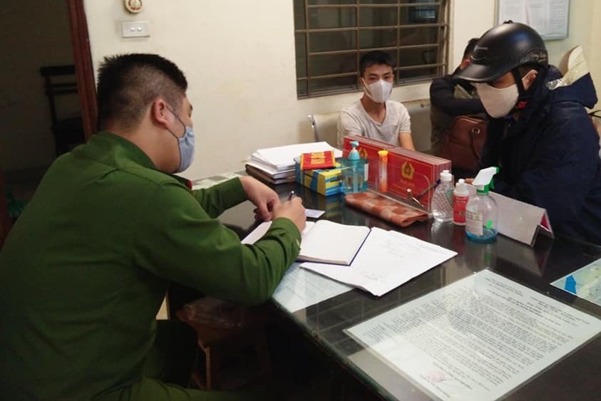 Cơ quan công an lập biên bản với người không đeo khẩu trang giữa mùa dịch bệnh COVID-19 diễn biến phức tạp.