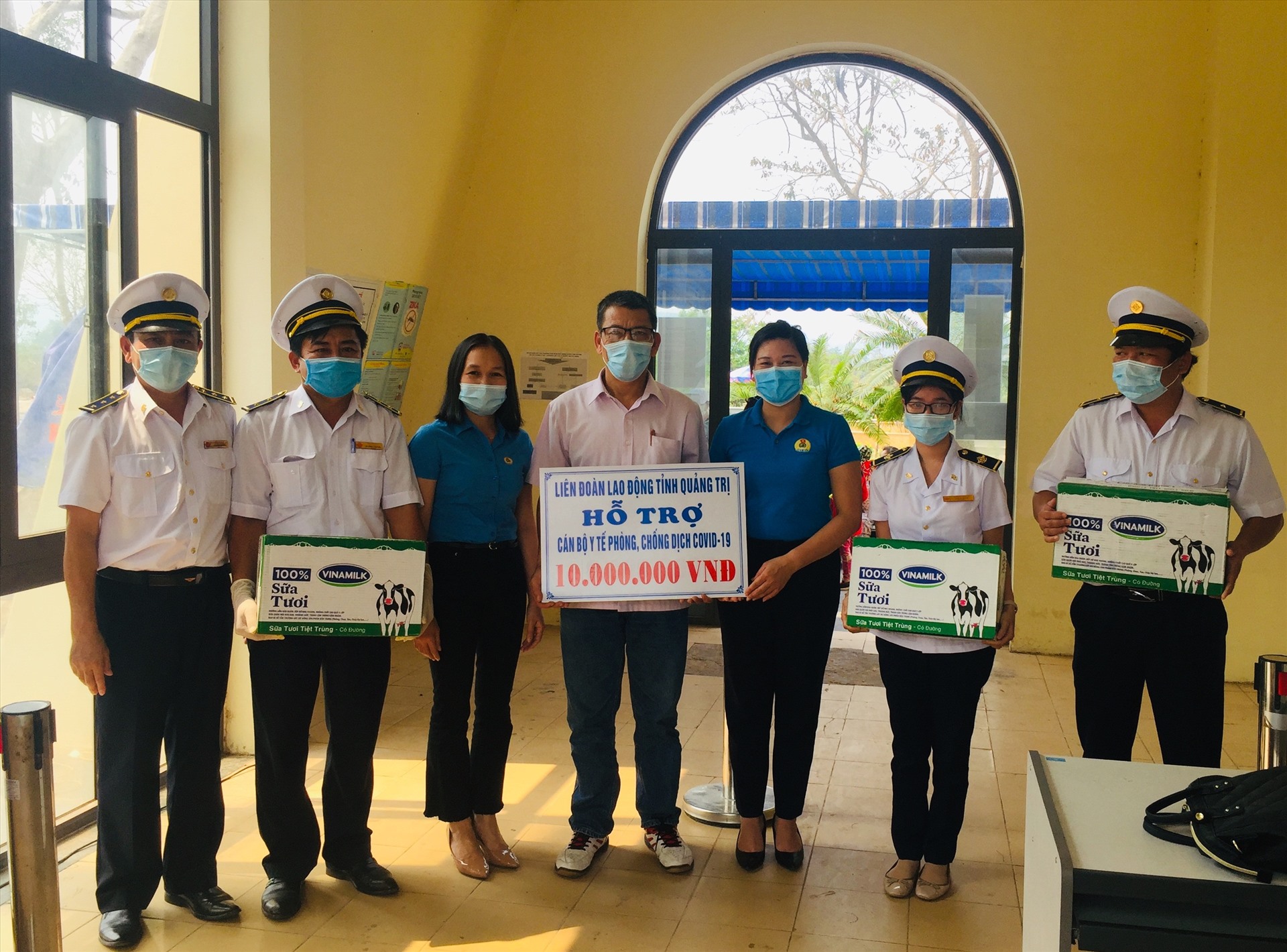 LĐLĐ tỉnh Quảng Trị hỗ trợ tiền và quà cho đơn vị làm công tác phòng dịch COVID-19. Ảnh: HT.