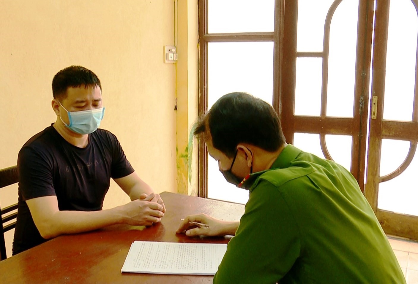 Đối tượng Nguyễn Bách Tùng tại cơ quan điều tra. Ảnh: NT