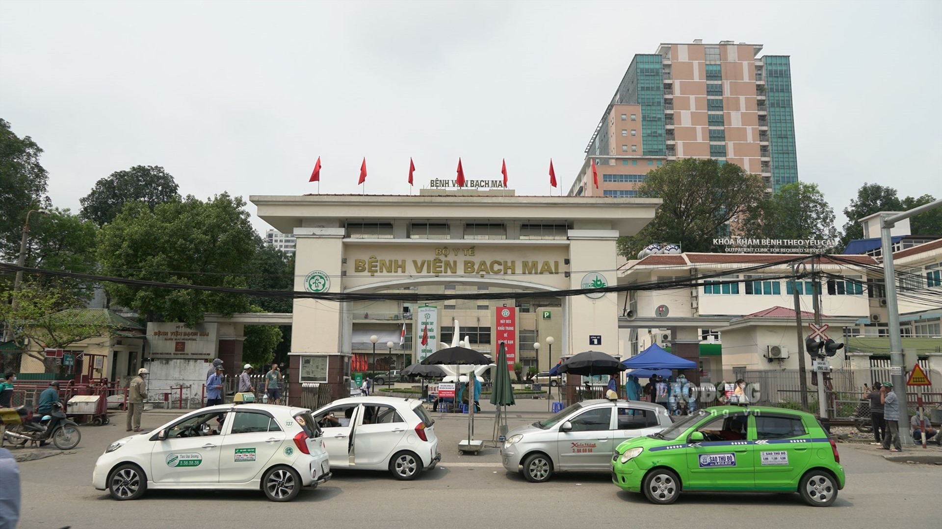 An ninh thắt chặt, bảo vệ nhiều lớp xung quanh bệnh viện Bạch Mai.